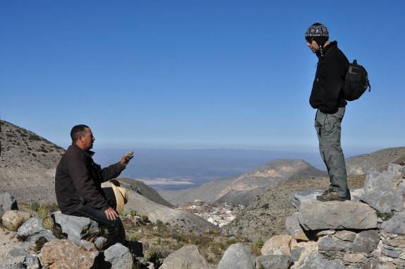 Conversando com nosso guia nas montanhas de Real de Catorce, pueblo mágico no norte do México